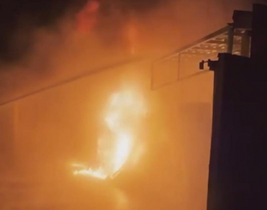 После ночной атаки по Старобельску загорелась АЗС, двое ранены, поражен объект энергоснабжения