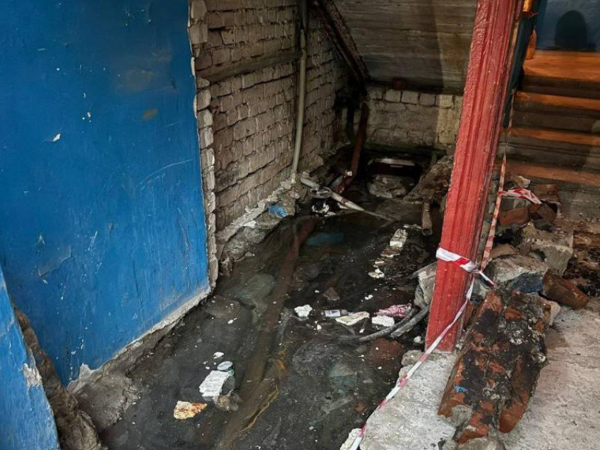 В многоквартирном доме Луганска обвалилась стена подвала