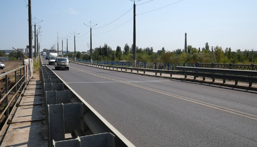 В Луганске ведется реконструкция моста на Советской