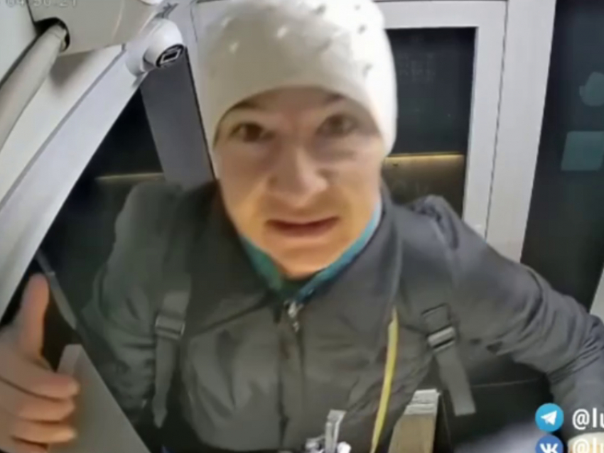 Сладкоежка из Луганска: женщина ломает камеры в кофематах и ворует сироп и сахар